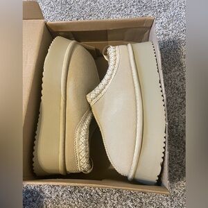 Beige women’s slippers